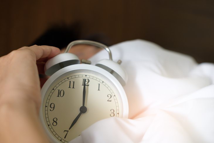 Consejos Para Dormir Bien Mientras Viajas, reloj alarma
