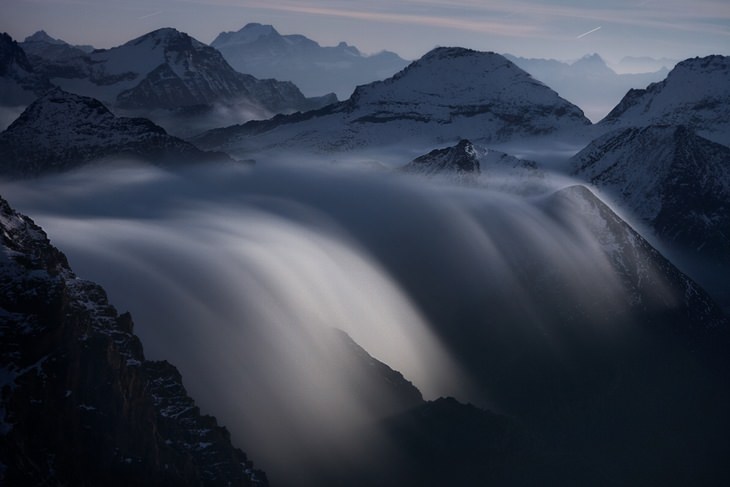 Los Alpes De Noche, motaña Rocciamelone con nubes