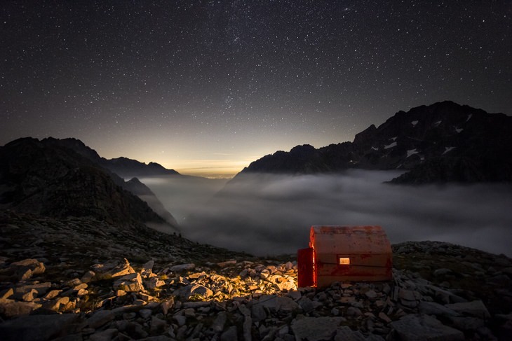 Los Alpes De Noche, cabaña en la noche