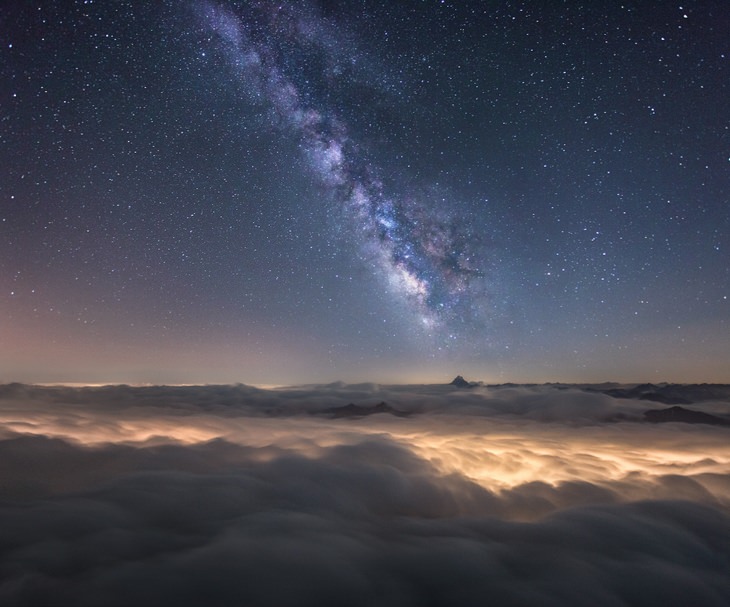 Los Alpes De Noche, un océano de nubes