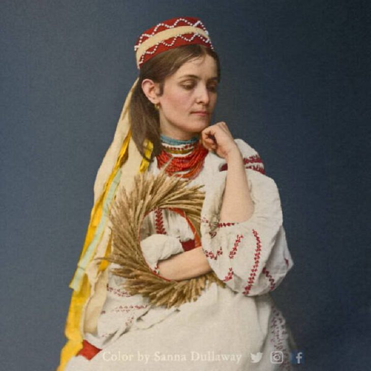 Fotos Históricas a Color, novia ucraniana con un traje folclórico