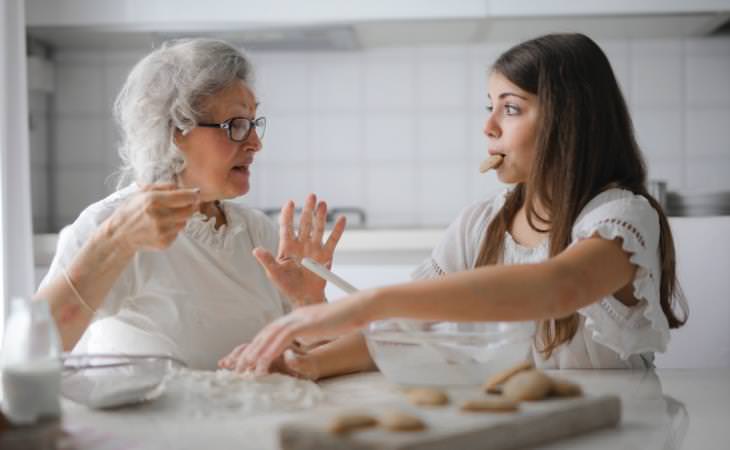 abuela y nieta haciendo galletas