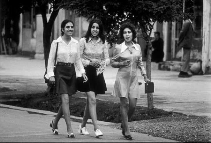 Fotos Históricas, Mujeres caminando por una calle en Kabul, Afganistán en 1972