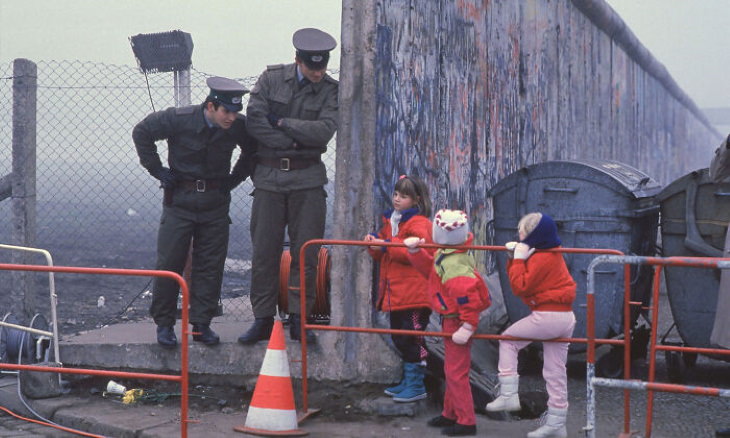 Fotos Históricas, Los escolares de Alemania Occidental hablan con los guardias fronterizos de Alemania Oriental cerca del Muro de Berlín durante el colapso del comunismo en Alemania Oriental 