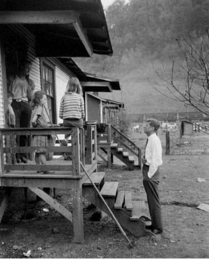 Fotos Históricas, John F. Kennedy haciendo campaña puerta a puerta en Virginia Occidental