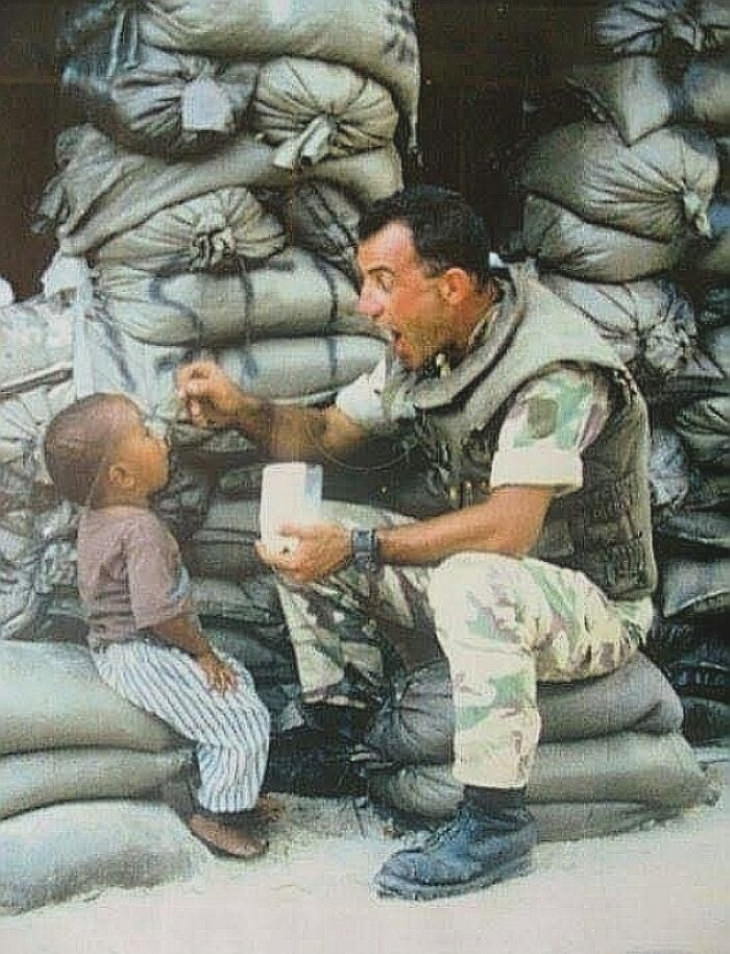 Fotos Históricas, Soldado italiano alimenta a un huérfano local en Mogadishu 