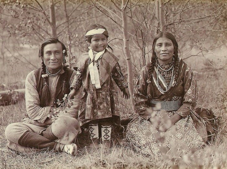 Fotos Históricas, Foto familiar de Samson Beaver con su esposa Leah y su hija Frances Louise por Mary Schäffer 
