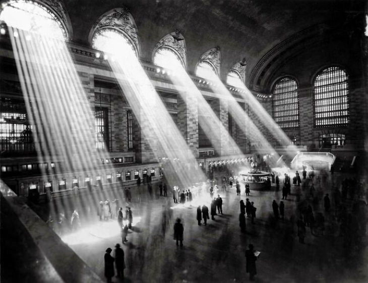 Fotos Históricas, El sol brillando sobre los transeúntes en el Grand Central de la ciudad de Nueva York en 1929