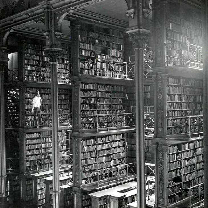 Fotos Históricas, Hombre buscando libros en la biblioteca pública de Cincinnati