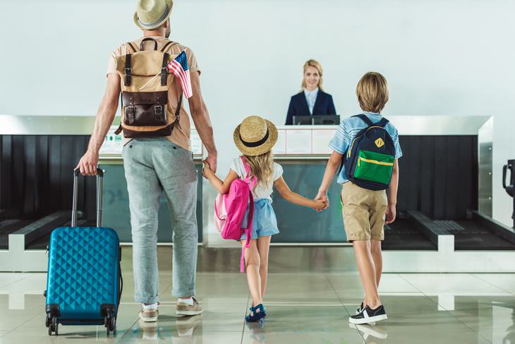 Consejos Para Viajar Con Niños, padre con sus hijos