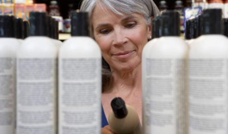 mujer leyendo la etiqueta de un producto de cuidado de la piel