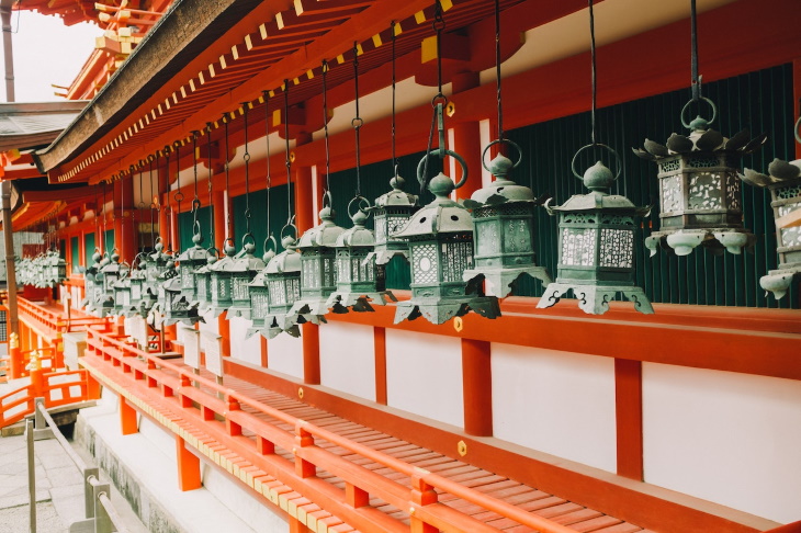 Arquitectura japonesa muro del templo rojo con campanas