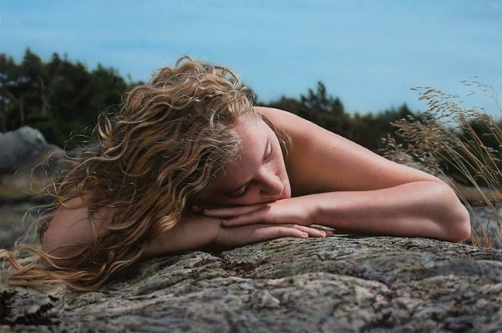 Pinturas Realistas De Johannes Wessmark, mujer durmiendo en la naturaleza