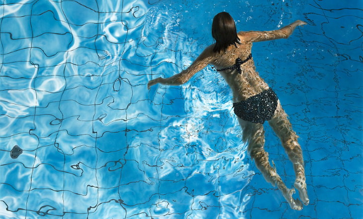 Pinturas Realistas De Johannes Wessmark, mujer en una piscina
