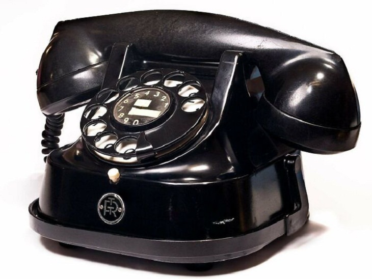 Hechos Raros e Interesantes, teléfono antiguo