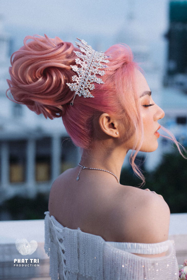 Estilista Crea Obras De Arte En Forma De Flores, peinado en cabello rosa con tiara