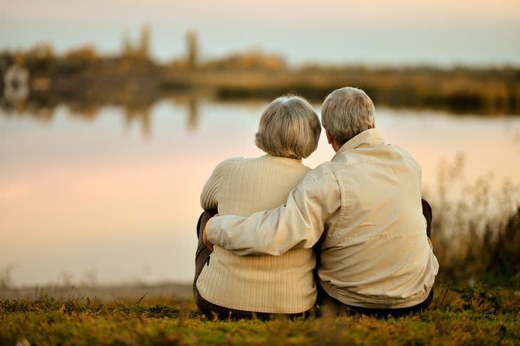 Ideas Para San Valentín, pareja de adultos mayores contemplando el lago