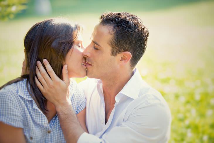 Ideas Para San Valentín, pareja besándose