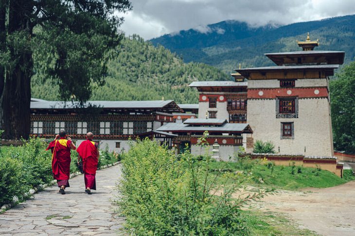 Belleza de Bután, monjes budistas