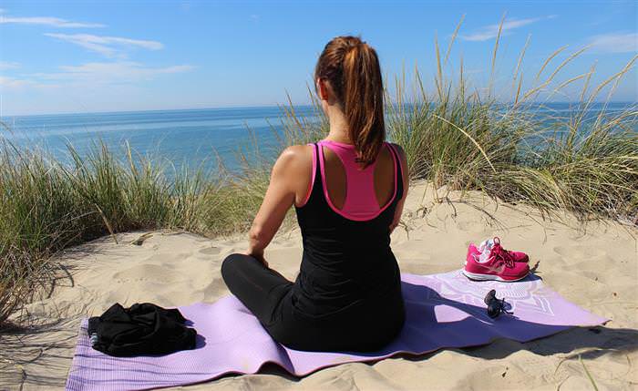 Yoga para la tiroides, mujer en asterilla