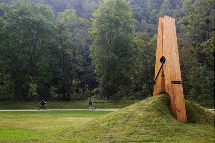 Estructuras y Esculturas Innovadoras, Una escultura de alfiler de Claes Oldenburg
