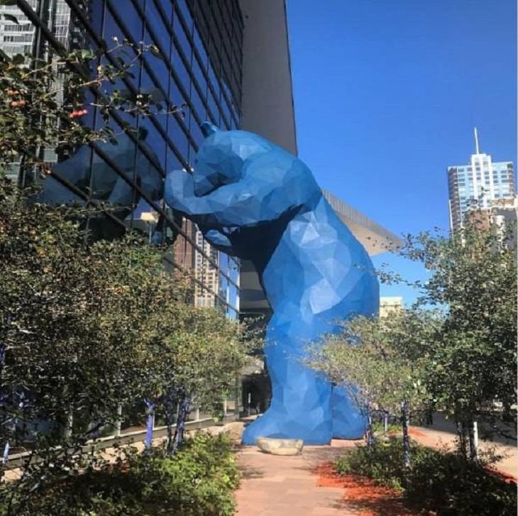Estructuras y Esculturas Innovadoras, La emblemática estatua del Gran Oso Azul de Denver