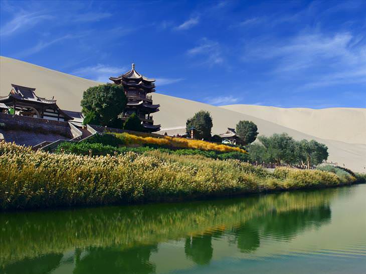 Paisajes Surrealistas, Lago de la Media Luna, China