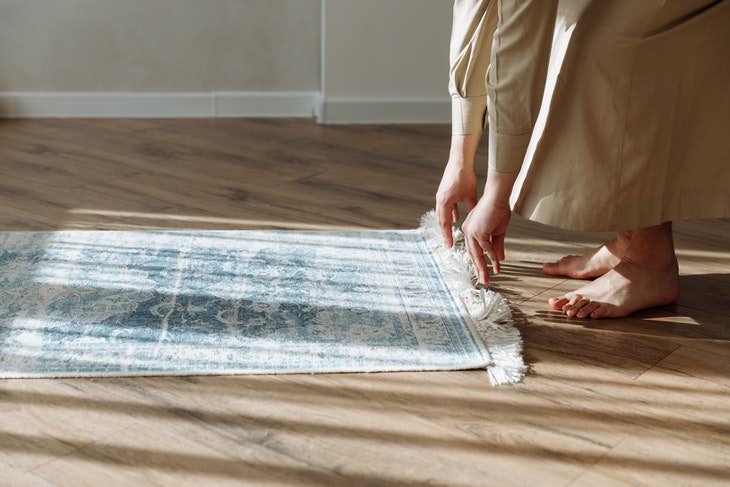 Zonas sucias en la alfombra del dormitorio