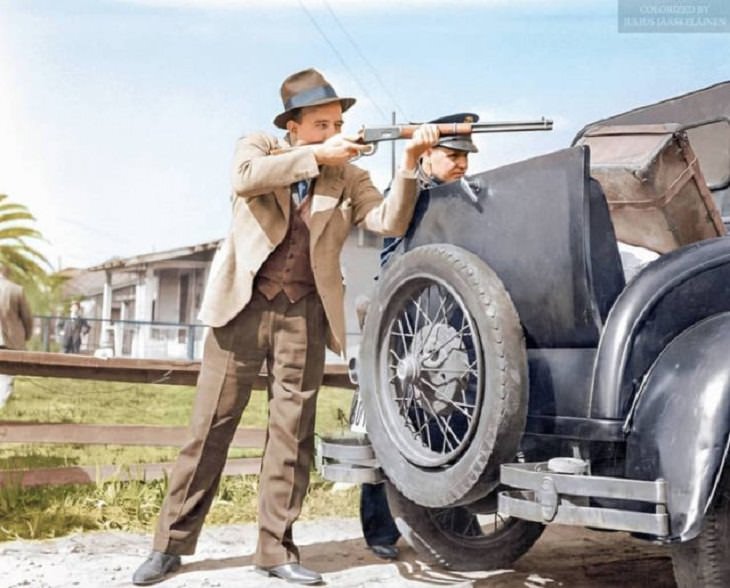 Fotos Históricas a Color, El teniente Robert Underwood dispara contra la casa en la que se había refugiado el sospechoso George Farley