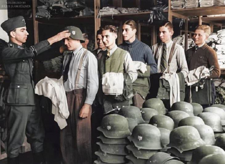 Fotos Históricas a Color, Nuevos voluntarios para la División Panzergrenadier Großdeutschland equipándose, enero de 1944.