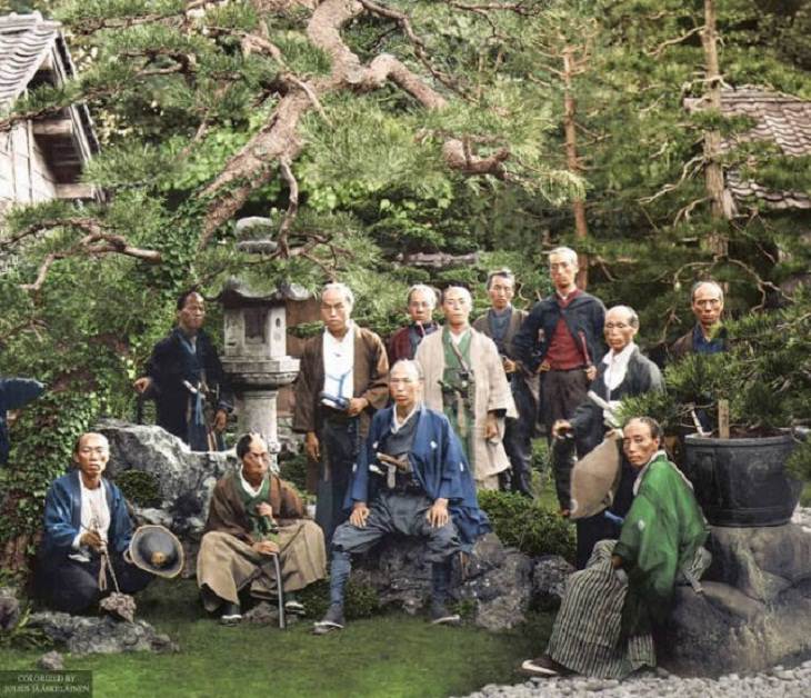 Fotos Históricas a Color, Fotografía de grupo de oficiales japoneses tomada por Felice Beato, Japón, 1866/67.