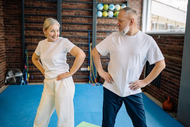 Ejercicios De Cadera Para Adultos Mayores,  pareja de adultos mayores haciendo ejercicio