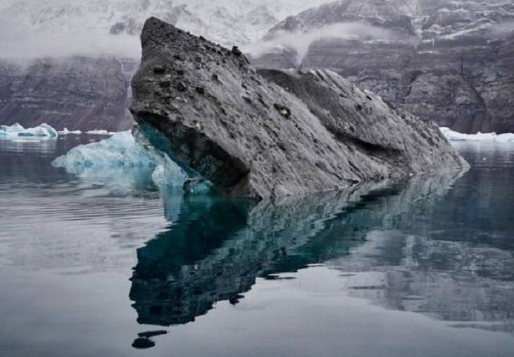 Fotografías que te harán mirar dos veces o hacer una doble toma, Roca iceberg que parece un tiburón