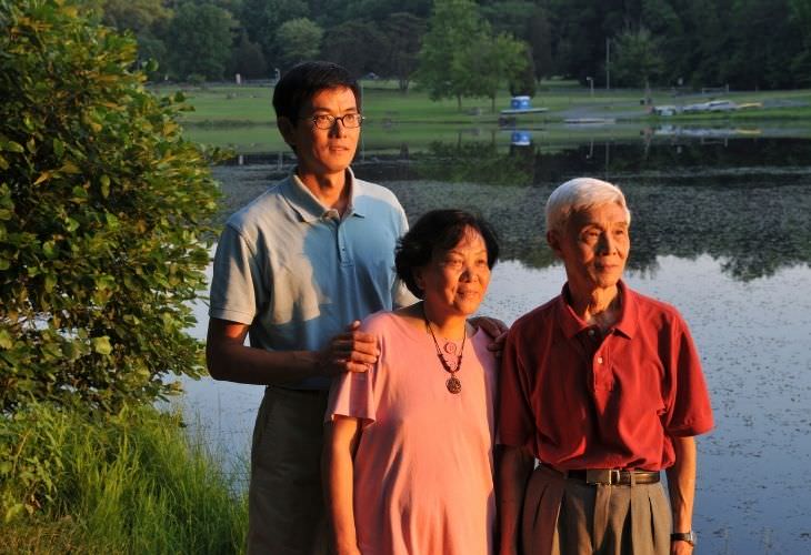 Reflexión La Vejez De Nuestros Padres, Hombre adulto con sus padres mayores