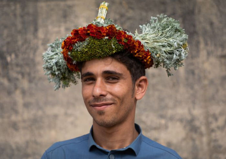 Qahtani Hombres de Flores, hombre con corona de flores