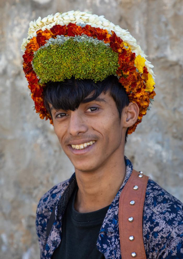 Qahtani Hombres de Flores, hombre con corona de flores