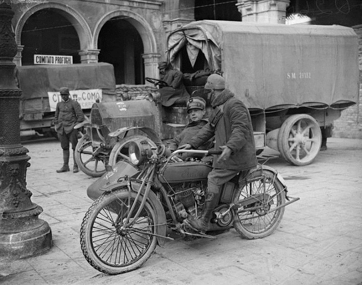 Motocicletas en la Primera Guerra Mundial, máquina bicilíndrica INDIAN 999 cc