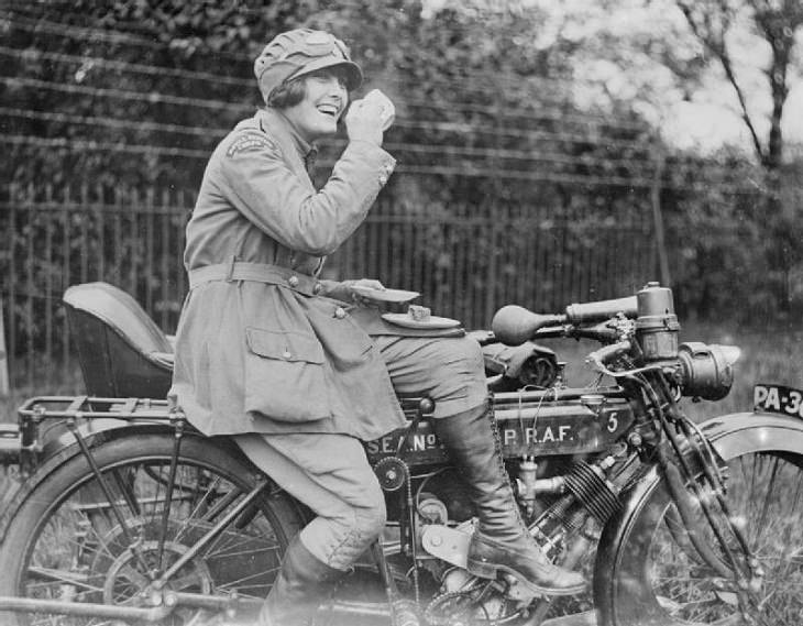 Motocicletas en la Primera Guerra Mundial, Un piloto de expedición en la Real Fuerza Aérea Femenina