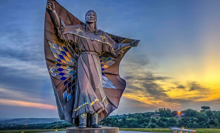Obras Arquitectónicas Del Mundo, Una estatua de 15 m de altura de una mujer nativa americana en Dakota del Sur titulada "Dignidad"
