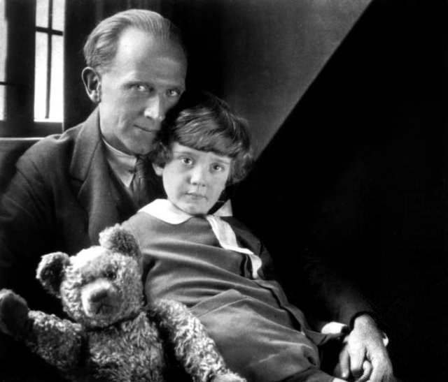 Fotos Antiguas a Color, Alan Milne con su hijo Christopher Robin, 1926