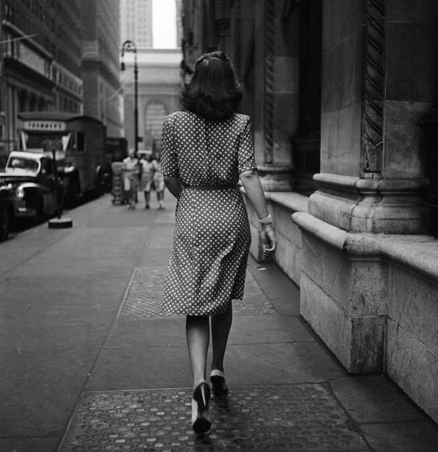 Fotos Antiguas a Color, Una mujer con un vestido de lunares, Nueva York, 1946