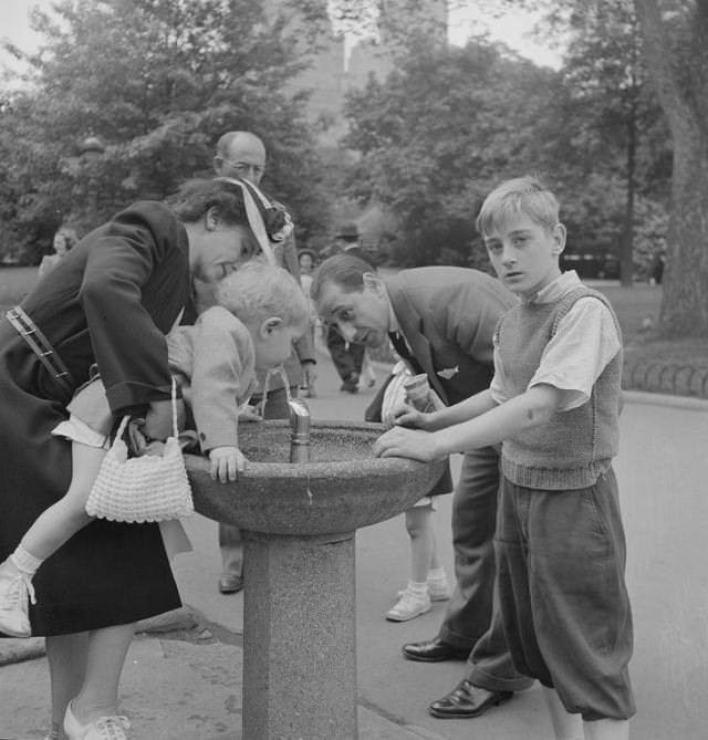 Fotos Antiguas a Color, Una fuente de agua potable en Central Park, Nueva York, 1942