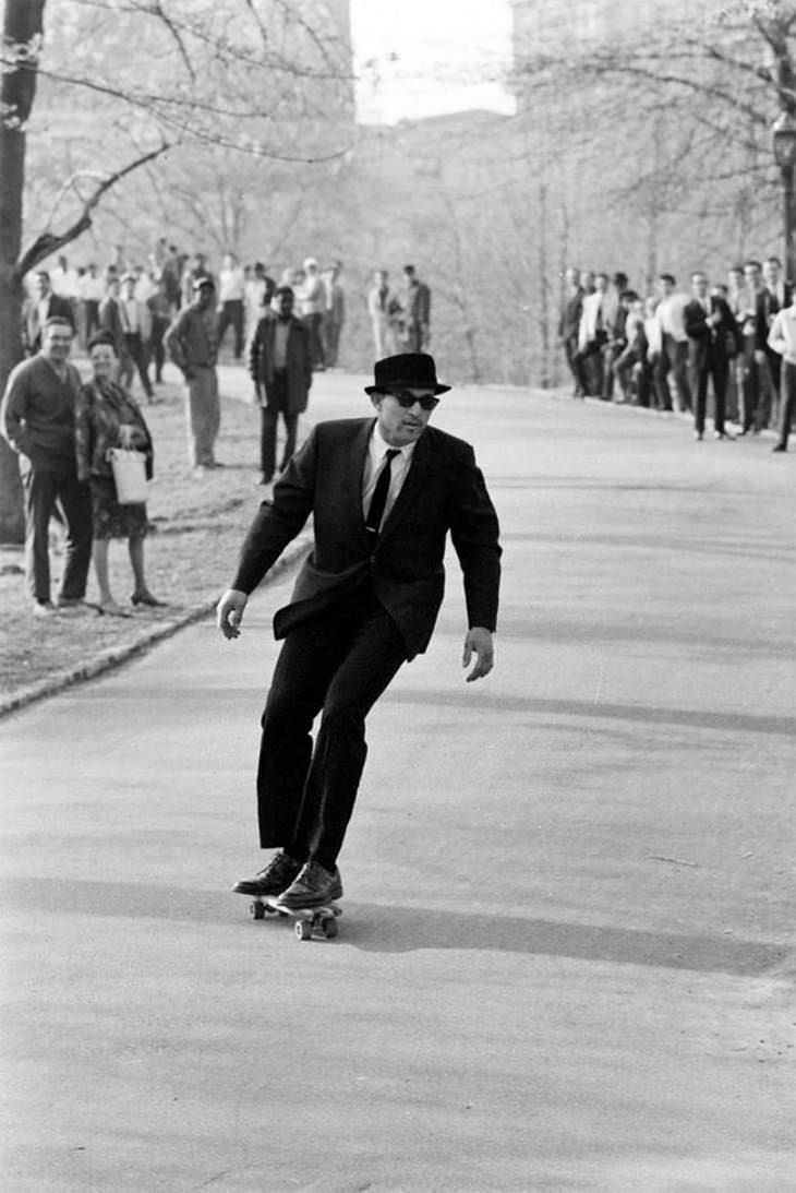 central park un hombre patinando en traje