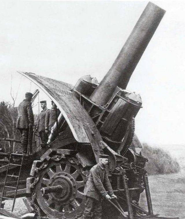 Momentos Históricos Capturados En Fotos, El obús gigante, llamado “Bertha”, con los alemanes en el frente occidental en 1915