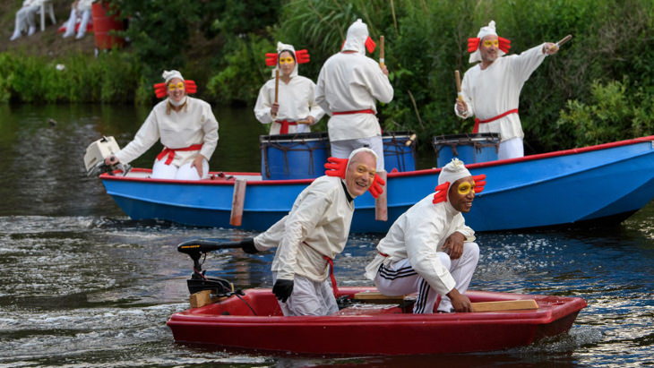 Desfile En El Agua Celebra El Arte De Hieronymus Bosch, payasos