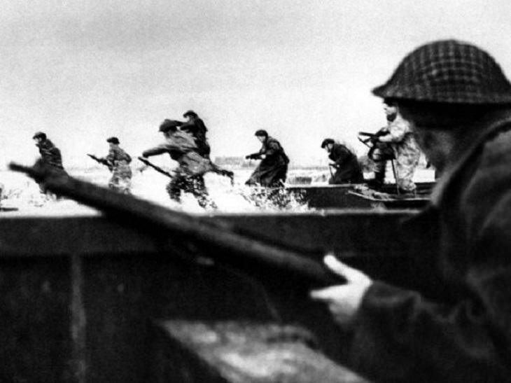 Momentos Históricos Capturados En Fotos, Tropas canadienses llegando a Juno Beach en la ciudad de Courseulles, en Normandía, Francia, en 1944