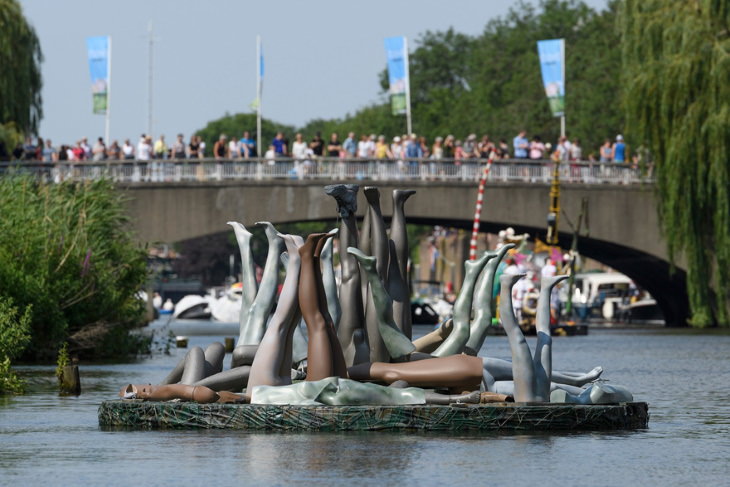 Desfile En El Agua Celebra El Arte De Hieronymus Bosch, piernas levantadas