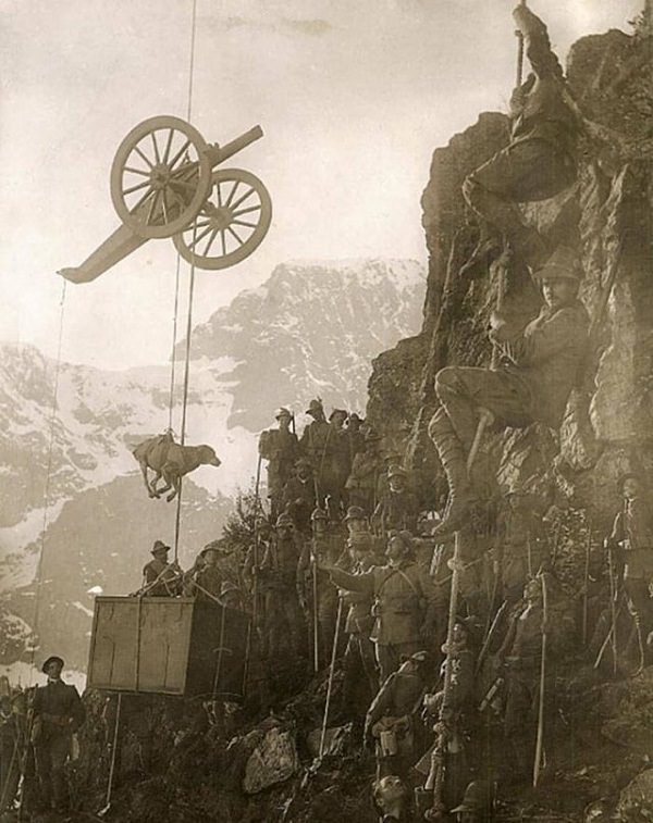 Momentos Históricos Capturados En Fotos, Logística del ejército italiano para bajar la artillería a las fuerzas terrestres en los Alpes durante la Primera Guerra Mundial, entre 1914 y 1918