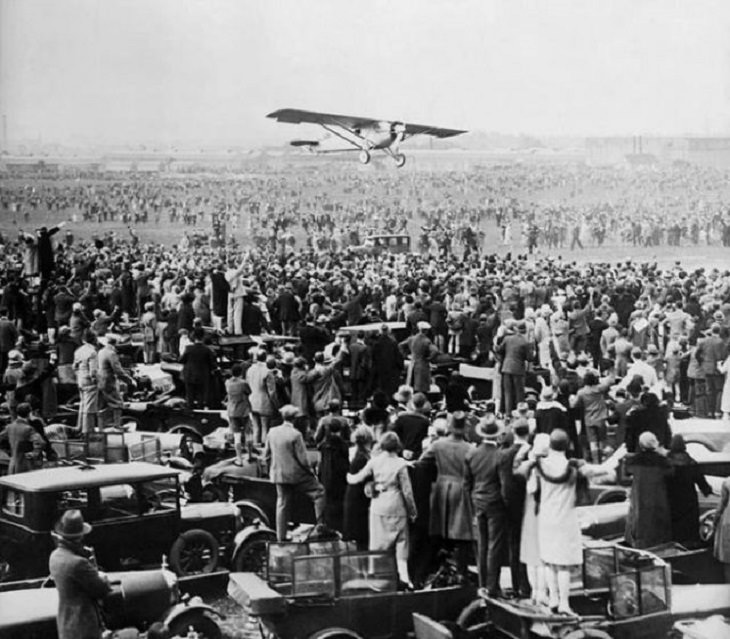 Momentos Históricos Capturados En Fotos, Finaliza el primer vuelo transatlántico en solitario sin escalas del mundo, cuando Charles Lindbergh aterriza en Le Bourget Field, París, el 21 de mayo de 1927