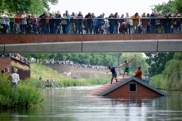 Desfile En El Agua Celebra El Arte De Hieronymus Bosch, casa en el agua